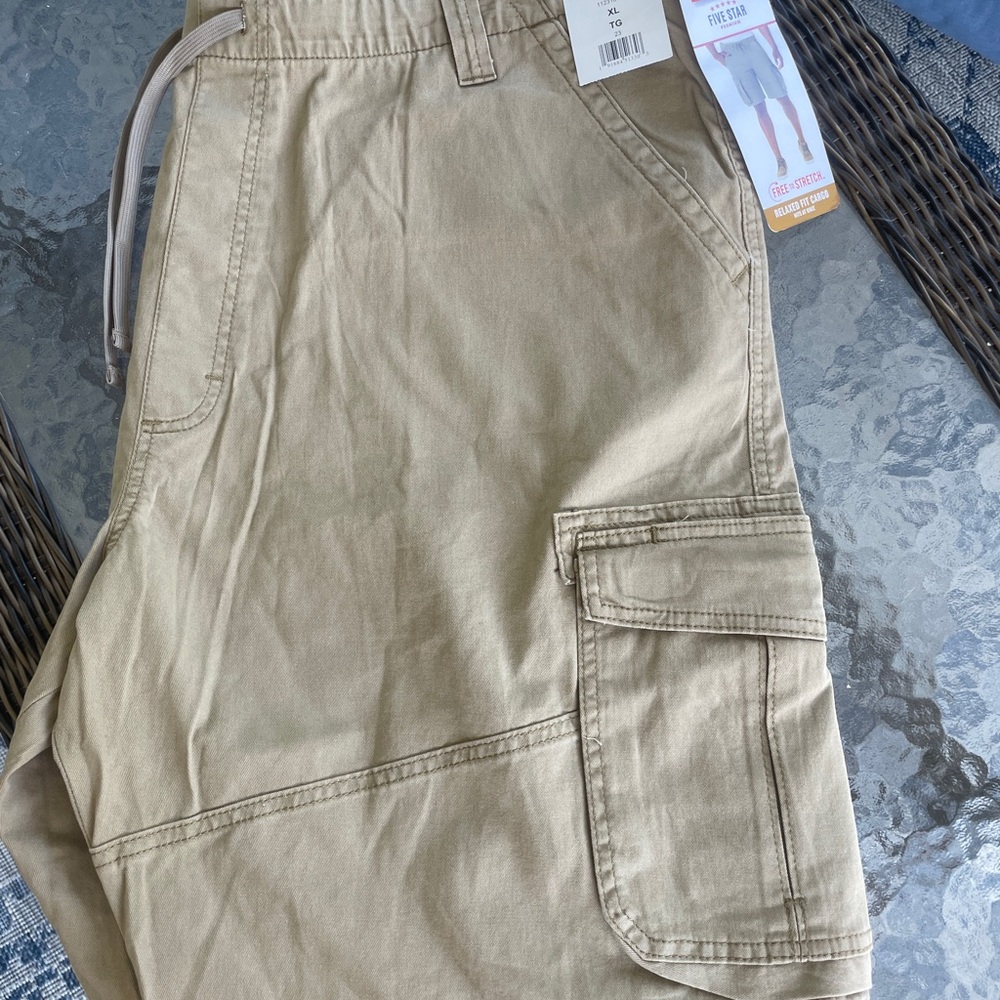 Wrangler Relaxed Fit Cargo Shorts - Khaki
Brand new with tags, oversized
